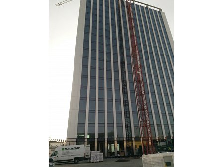 Výplň dutiny panelu výškové budovy v Praze